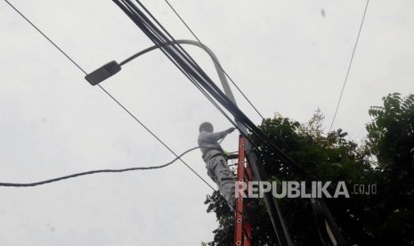 Penerangan Jalan Umum (PJU) (ilustrasi). Direktur Jenderal Perhubungan Darat Kemenhub Budi Setiyadi mengatakan telah menyiapkan anggaran sebesar Rp 2 miliar untuk pemasangan sarana lampu penerangan jalan umum (PJU) nasional di sepuluh titik yang ada di Lampung.