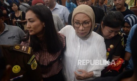 Terdakwa kasus dugaan penyebaran berita bohong atau hoaks Ratna Sarumpaet berjalan usai mengikuti sidang putusan di Pengadilan Negeri Jakarta Selatan, Jakarta, Kamis (11/7).