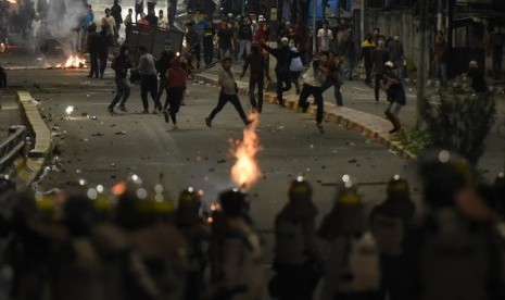 Sejumlah massa menyerang ke arah petugas kepolisian saat terjadi bentrokan Aksi 22 Mei di kawasan Slipi Jaya,  Jakarta, Rabu (22/5/2019).