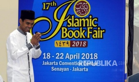 Ustaz Abdul Somad saat tiba untuk menghadiri acara Tabligh Akbar di Jakarta Convention Center (JCC), Jakarta, Kamis (19/4).