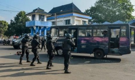  Detasemen Khusus (Densus) 88 Antiteror Mabes Polri menangkap sejumlah terduga teroris pada lokasi berbeda di Jakarta dan Bekasi, Senin (23/9). 