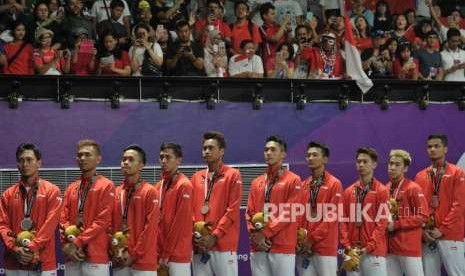 Tim bulutangkis putra Indonesia saat prosesi penyerahan medali cabang bulutangkis nomor beregu putra Asian Games 2018 melawan Cina di Stadion Istora Senayan, Jakarta, Rabu (22/8).