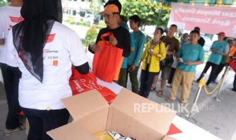 Warga dan pegawai antre mengambil minyak goreng di halaman Balai Kota Yogyakarta, DIY. Pemkot Yogyakarta terus memantau ketersediaan minyak goreng menjelang bulan Ramadhan.