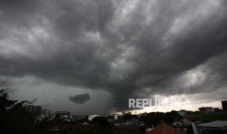 Awan hitam disertai hujan di Kawasan Jakarta, Selasa (12/12).