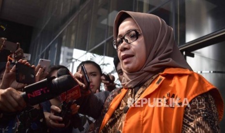 Wakil Ketua Komisi VII DPR Eni Maulani Saragih  memberikan keterangan kepada media  usai diperiksa di gedung KPK, Jakarta, Senin (24/7).