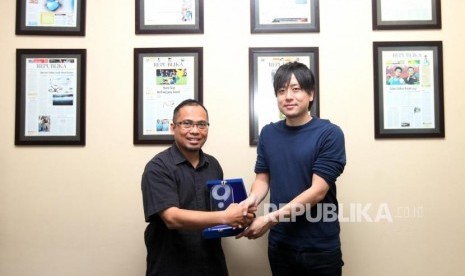 Country Manager Quipper Edukasi Indonesia Takuya Homma menyerahkan plakat kepada Wakil Pemimpin Redaksi Nur Hasan Murtiaji saat kunjungan ke Kantor Harian Republika, Jalan Warung Buncit, Jakarta, Kamis (23/11).