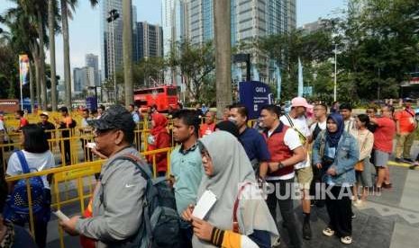 Sejumlah warga mengantre untuk pemeriksaan sebelum menonton upacara pembukaan Asian Games 2018 di kawasan Gelora Bung Karno, Jakarta, Sabtu (18/8).