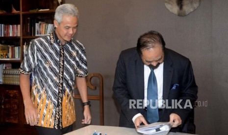 Gubernur Jawa Tengah Ganjar Pranowo saat melakukan pertemuan dengan Ketua Umum Partai Nasdem Surya Paloh di Kantor DPP Nasdem, Jakarta, Rabu (10/1).