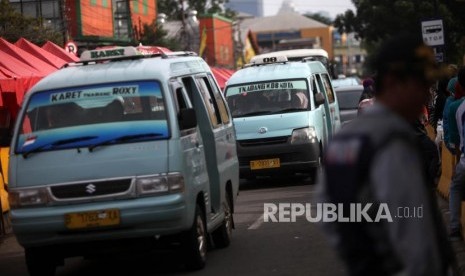 Sejumlah kendaraan angkutan kota (angkot) jurusan Tanah Abang melintas di Jalan Jatibaru, Tanah Abang, Jakarta, Ahad (4/2).