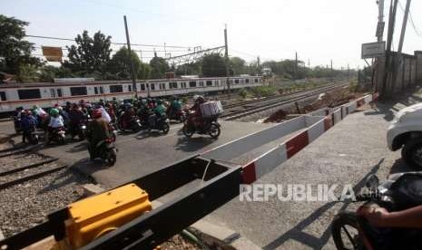 Pengendara menerobos pintu perlintasan kereta yang sering mengakibatkan kecelakaan  (ilustrasi) 