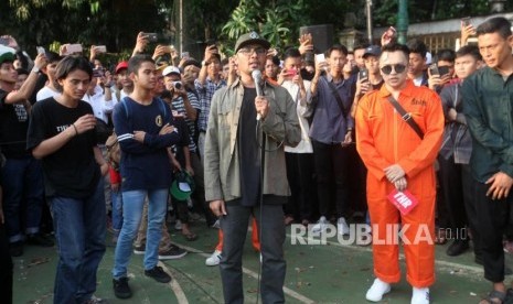 Ustadz Hanan Attaki menghadiri ngabuburide di Lapangan Blok S, Senopati, Jakarta. (Ilustrasi)