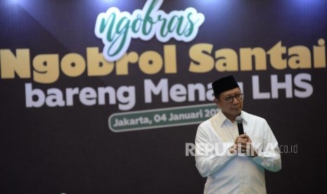 Menteri Agama Lukman Hakim Saifuddin berbincang dengan para pegawai dilingkungan Kementerian Agama pada acara Ngobrol Santai Bareng Menag di Kantor Kemenag, Jakarta, Jumat (4/1).