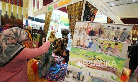 Pengunjung mengamati bermacam produk binaan Badan Amil Zakat Nasional (Baznas) dari berbagai daerah di Jawa barat pada Gebyar Festival Zakat Se-Jawa Barat, di Aula Pusdai, Kota Bandung, Rabu (25/4).