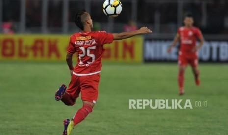 Gelandang Persija Jakarta Riko Simanjuntak melakukan kontrol bola saat pertandingan Liga 1 melawan Borneo FC di Stadion Gelora Bung Karno, Senayan, Jakarta, Sabtu (14/4).