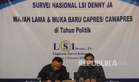  Peneliti LSI Adjie Alfaraby (Kanan) memberikan keterangan kepada media terkait hasil survei menjelang Pilpres 2019 di Graha Dua Rajawali, Jakarta, Jumat (2/2).