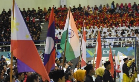 Atlet pencak silat dari sejumlah negara mengikuti upacara pembukaan pertandingan pencak silat Turnamen Invitasi Asian Games 2018 di Padepokan Pencak Silat TMII, Jakarta, Sabtu (10/2).