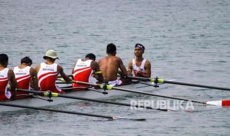 Tambahan Emas Dari Dayung. Atlet Dayung Putra Indonesia berdoa sebelum bertanding pada cabang Dayung nomor kelas ringan delapan putra Asian Games 2018 di Komplek Olahraga Jakabaring, Palembang, Jumat (24/8).