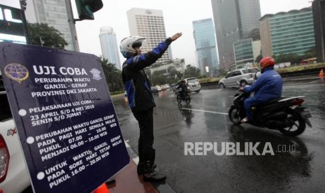 Petugas Dishub mengatur lalu lintas saat uji coba Sistem Ganjil Genap di Kawasan Bundaran Hotel Indonesia, Jakarta, Senin (23/4).