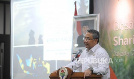 Menteri Desa, Pembangunan Daerah Tertinggal dan Transmigrasi  Eko Putro Sandjojo  memberikan sambutan dalam acara Desa Berdaya Sharing Session di Operational Room, Kementrian Desa Pembangunan Daerah Tertinggal, dan Transmigrasi, Jakarta, Rabu (28/2).