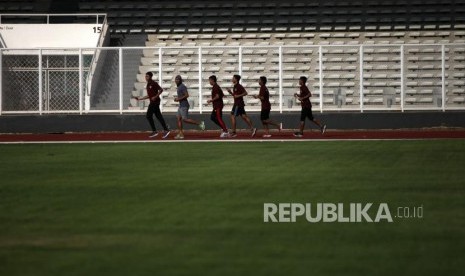 Tim Estafet Putra melakukan pemanasan saat ujicoba tim estafet putra di Stadion Madya, Senayan, Jakarta, Jumat (27/7).