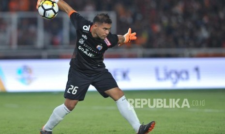 Penjaga gawang Persija Jakarta Andritany Ardhiyasa melempar bola saat laga pembuka Liga 1 Gojek Traveloka melawan Bhayangkara FC di Stadion Gelora Bung Karno, Senayan, Jakarta, Jumat (23/3).