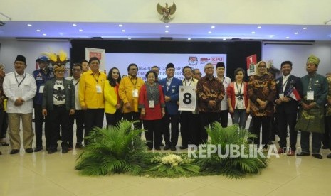 Ketua Komisi Pemilihan Umum (KPU) Arief Budiman foto bersama sejumlah tokoh partai politik saat acara Pengundian Nomor Urut Peserta Pemilu 2019 di Kantor KPU, Jakarta, Ahad (18/2).