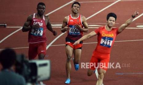 Atlet lari Indonesia Lalu Muhammad Zohri (tengah) saat tiba di garis finish pada pertandingan babak final cabang olahraga atletik Asian Games 2018 kategori lari 100 meter putra di Stadion Utama Gelora Bung Karno, Jakarta, (Ahad (26/8).