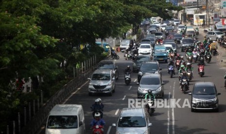 Sejumlah kendaraan melintas di Jalan Margonda Raya, Depok, Jawa Barat.