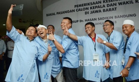 Empat pasangan Calon Gubernur dan Wakil Gubernur Jawa Barat berswafoto usai melakukan pemeriksaan kesehatan di RS Hasan Sadikin, Kota Bandung, Kamis (11/1).