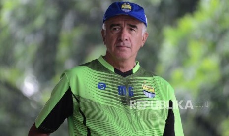 Pelatih Persib Roberto Carlos Mario Gomez memantau latihan fisik pemain Persib, di Lapangan Pajajaran, Kota Bandung, Senin (5/3).