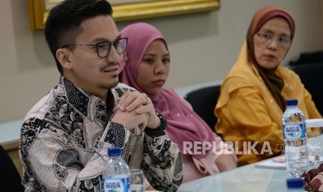 Sekretaris Pertama Kedutaan Besar Malaysia untuk Indonesia Abdilbar Rashid memberikan penjelasan saat berkunjung ke kantor Republika, Jakarta Selasa (4/12).