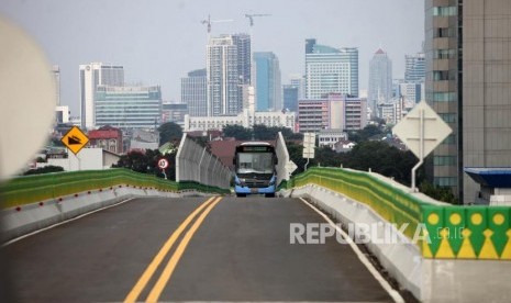 Bus Transjakarta Koridor 13 Tendean-Ciledug melintasi halte CSW di Jakarta Selatan, Selasa (17/4).