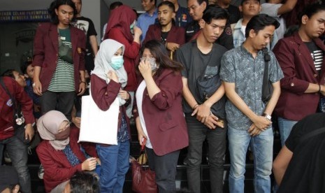 Sejumlah mahasiswa yang ditahan pascaaksi demontrasi DPR diperlihatkan kepada wartawan sebelum dibebaskan di Polda Metrojaya,Jakarta, Kamis (26/9/2019).