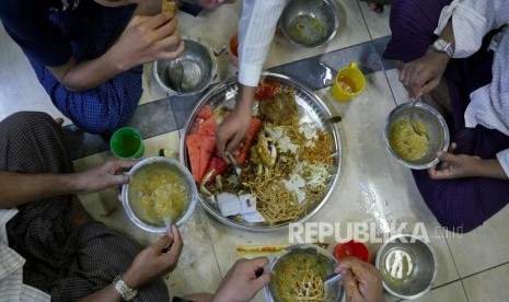 Masjid di Myanmar Sediakan Makanan Gratis Selama Pandemi. Umat muslim di Masjid Bengali Sunni Jameh, Yangon, Myanmar. Ilustrasi