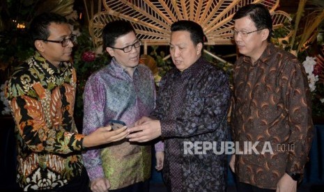 (dari kiri) Wakil Presiden Direktur Adaro Power & Adaro Water Dharma Djojonegoro,Presiden Direktur Adaro Power & Adaro Water Wito Krisnahadi,Presiden Direktur PT Adaro Energy Tbk Garibaldi Thohir dan Chief Financial Officer PT Adaro Energy Tbk  Lie Luckman berbincang di sela acara buka puasa bersama media di Jakarta, Rabu (15/5).