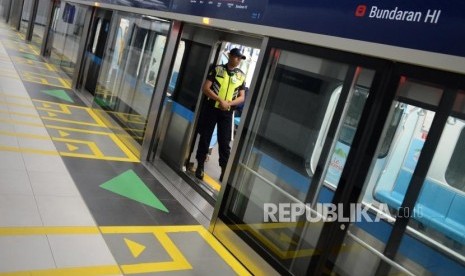 Petugas menunggu waktu keberangkatan kereta MRT di Stasiun MRT Bundaran HI, Jakarta, Senin (1/4).