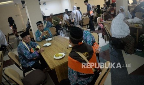 Jamaah haji Indonesia membawa makanan khas dari daerah masing-masing sebagai bekal pelepas rindu pada kampung halaman selama di Tanah Suci. Ilustrasi.