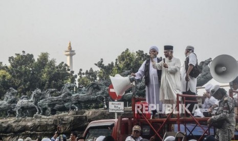 Aksi Aksi di Sekitar Gedung MK. Sejumlah peserta aksi kawal sidang sengketa pilpres 2019 melakukan unjuk rasa di kawasan jalan Merdeka Barat, Jakarta Pusat, Jum’at (14/6).