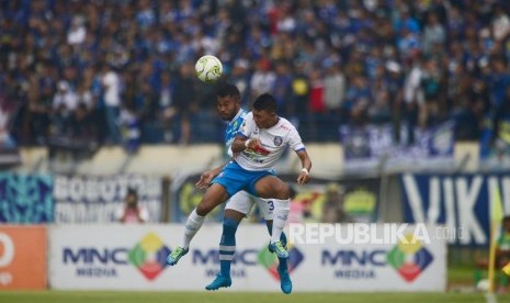 PERSIB-AREMA. Bek Persib Bandung Ardi Idrus berduel di udara bersama penyerang Arema FC Dedik Setiawan pada pertandingan leg pertama Piala Indonesia babak 16 besar antara Persib Bandung melawan Arema FC di Stadion si Jalak Harupat, Soreang, Senin (18/2).