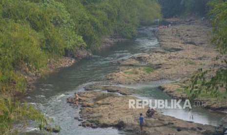 Sejumlah warga beraktivitas di aliran Sungai Ciliwung di Depok, Jawa Barat, Rabu (12/9).