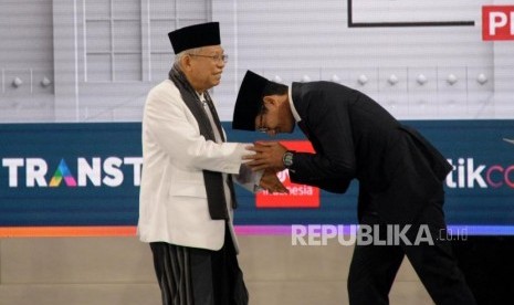 Cawapres No 01 KH Ma'ruf Amin bersalaman dengan Cawapres No 02 Sandiaga Uno usai mengikuti debat Cawapres Pilpres 2019 di Jakarta, Ahad (17/3).