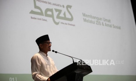 Wakil Gubernur DKI Jakarta Sandiaga Salahuddin Uno memberikan sambutan saat acara berbuka puasa bersama di Balai Kota, Jakarta, Senin (4/6).