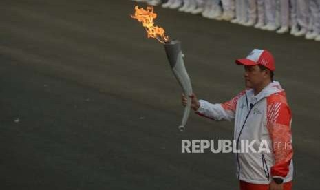 Ketua Inasgoc, Erick Thohir bersiap membawa obor Asian Games2018  dalam acara Torch Relay Asian Games 2018 di  Istana Merdeka, Jakarta, Jumat (17/8).