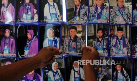 Sejumlah calon jamaah haji melihat foto yang dipajang di Asrama Haji Pondok Gede, Jakarta, Kamis (26/7).