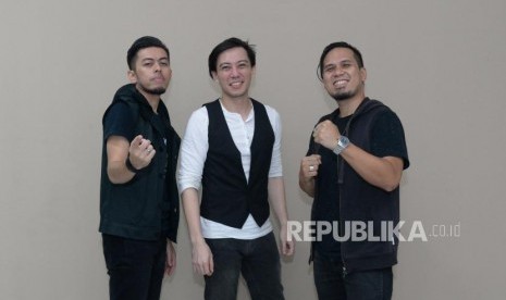 Grup Band Drive berfoto saat mengunujungi kantor Republika, Jakarta, Selasa (8/1).