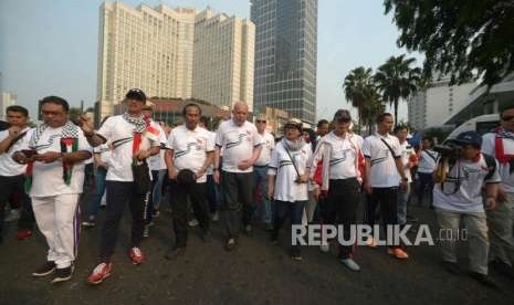 Menteri Luar Negeri (Menlu) RI Retno Marsudi(kedua kanan)  dan Menlu Palestina Riyad al-Maliki (tengah) Walk for Peace and Humanity  berada  di kawasan car free day (CFD) Jakarta, 
Ahad (14/10).