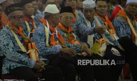 Jamaah calon haji kloter 56 mengantre untuk melakukan proses adminsitrasi saat tiba di Asrama Haji Pondok Gede, Jakarta, Rabu (31/7).