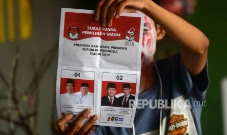 Petugas KPPS di PTPS 73 menghitung kertas suara pemilihan presiden (ilustrasi) 