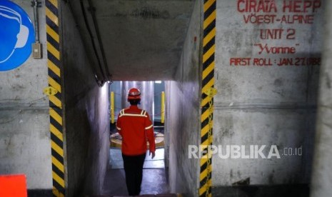 Petugas fasilitas power house di salah satu Turbin Shaft di Pusat Listrik Tenaga Air Cirata, Kabupaten Purwakarta, Sabtu (6/7).