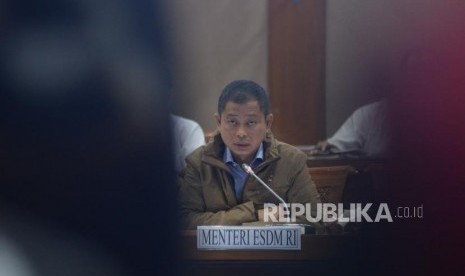 Menteri ESDM Ignasius Jonan menyampaikan pandangannya dalam rapat kerja dengan Komisi VII DPR di Kompleks Parlemen, Senayan, Jakarta, Selasa (5/6).